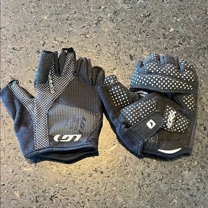 Black Cycling Gloves by Garneau